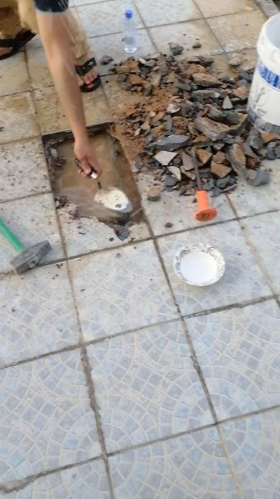 فني يعالج تسربات خارجية وداخلية لضمان قبول التقرير