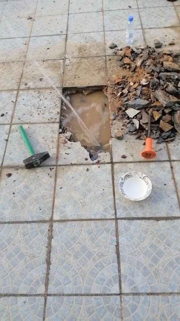 عمليات صيانة ومعالجة تسربات المياه التي يقوم بها فريق مؤسسة المسرحي